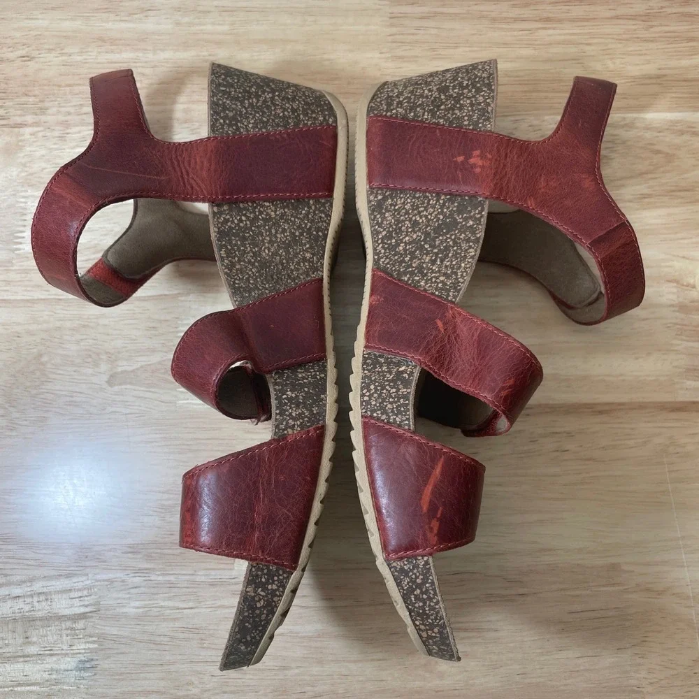 Dansko Red Leather Wedge Sandals Adjustable Straps Brass Hardware‎ Size 41